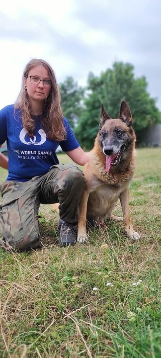 Heh, jest emerytem więc na pracę nie mam czasu. …